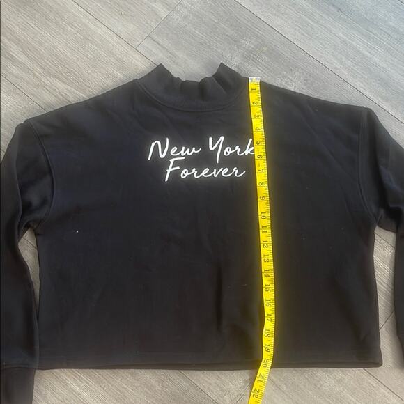 Zara size medium Black 'New York Forever' graphic woman's cropped Sweatshirt - Picture 7 of 11